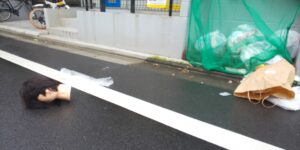 驚愕！　路上に横たわる女の生首を見つけた