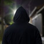 忘年会からの深夜帰宅　通り魔が白いコートを着た女性を刃物で刺す恐怖の殺意